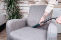 Odkurzacz piorący Concept DEEPCLEAN TP2010 podczas czyszczenia tapicerki meblowej